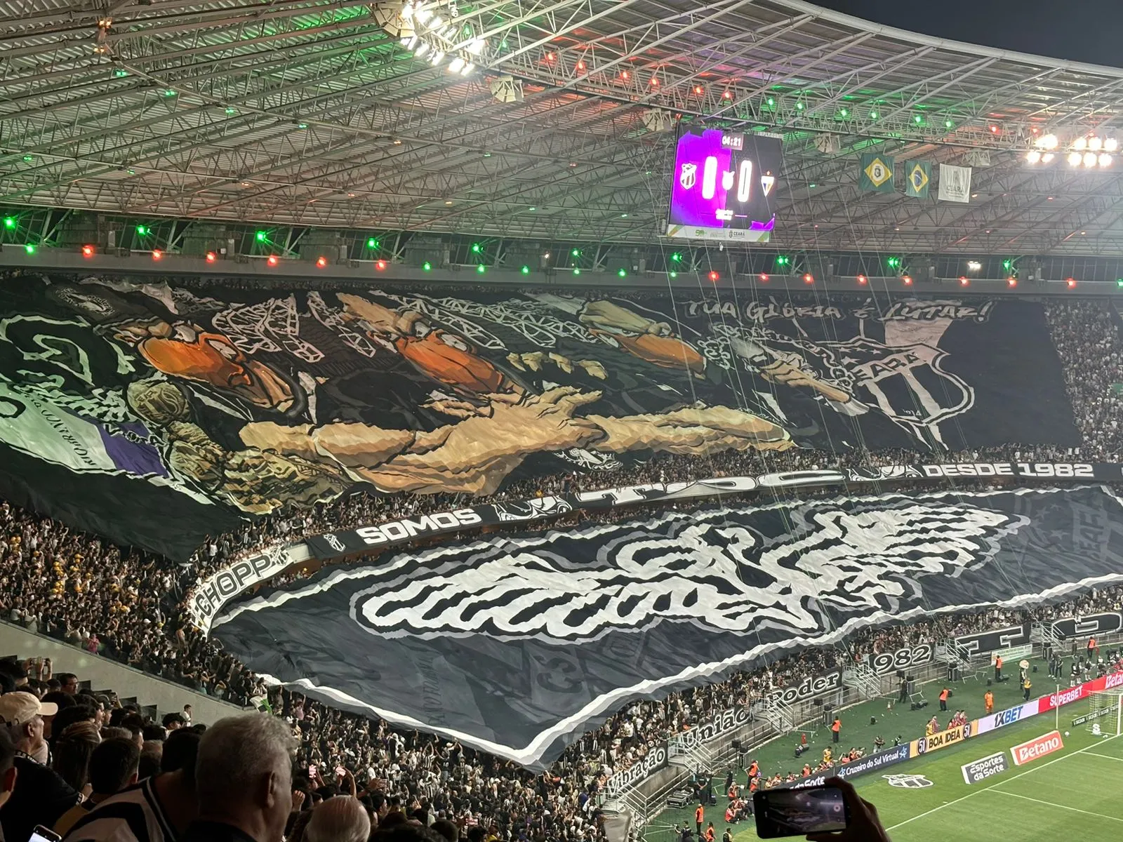 Torcida do Ceará também exibiu bandeirão.