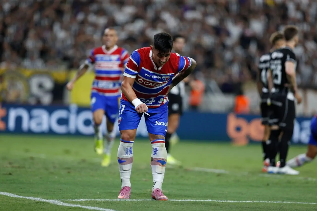 Imagem da notícia Bareiro comemora gol pelo Fortaleza com imitação de idoso e gera confusão; veja