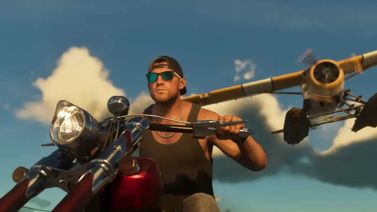 Esta é uma imagem do trailer de Grand Theft Auto VI (GTA VI). Um homem de boné virado para trás, óculos de sol verde-azulados, e uma regata preta, pilotando uma motocicleta customizada vermelha em um dia ensolarado. Ele está olhando para frente. Ao fundo, um avião monomotor amarelo com as asas superiores em primeiro plano está voando baixo atrás dele. A cena tem a aparência de um pôr do sol ou nascer do sol, com o céu azul e algumas nuvens brancas.
