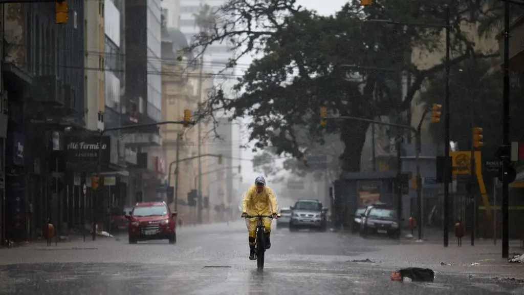 Imagem da notícia Brasil em alerta: ciclone extratropical avança com ventos de até 100km/h