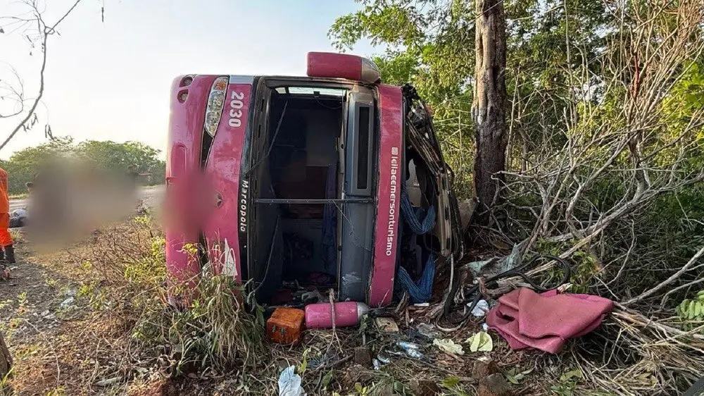 Imagem da notícia Ônibus com 46 passageiros tomba no Tocantins