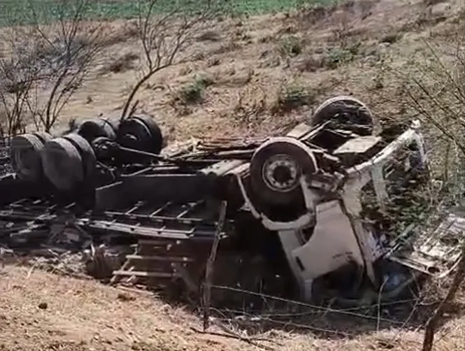 Caminhão tombou fora da CE-060, em Mombaça.