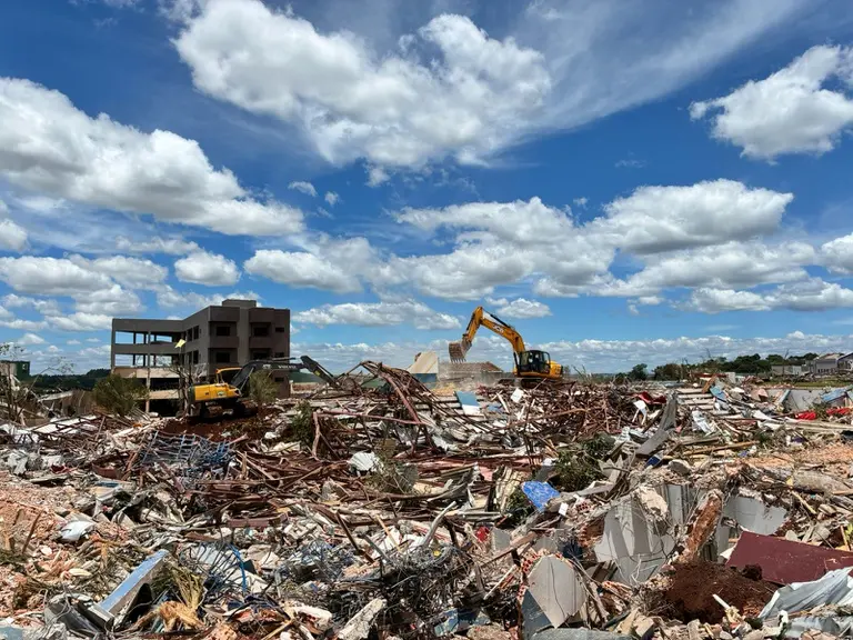 Imagem da notícia Governo Lula libera R$ 15 milhões para reconstrução de equipamentos em cidade após tornado no Paraná