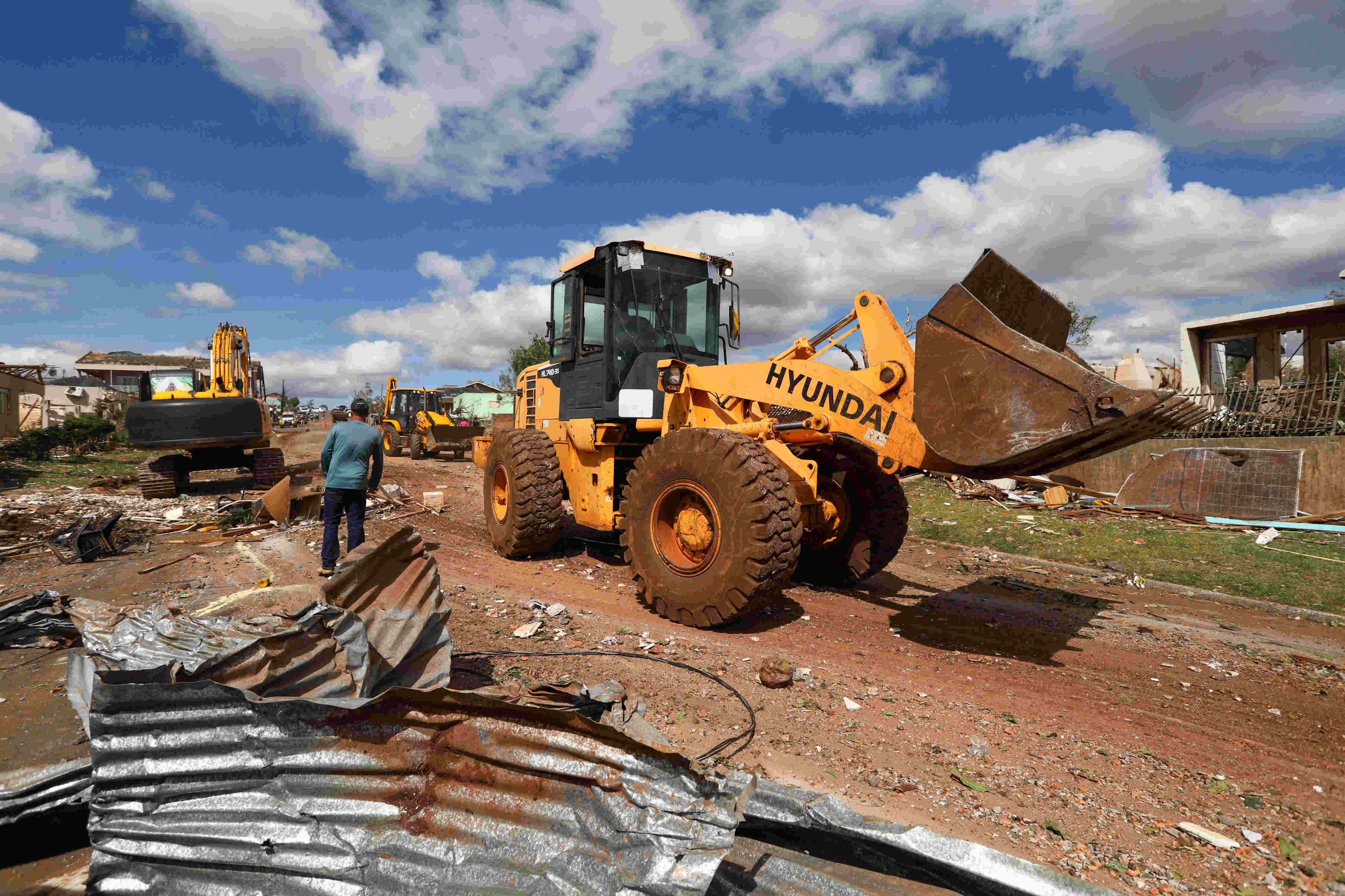 Imagem da notícia Famílias atingidas por tornado no Paraná receberão auxílio de até R$ 50 mil 