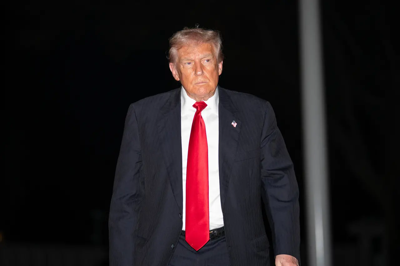 Imagem da notícia Donald Trump diz que pagará US$ 2 mil a norte-americanos com lucros do 'tarifaço'