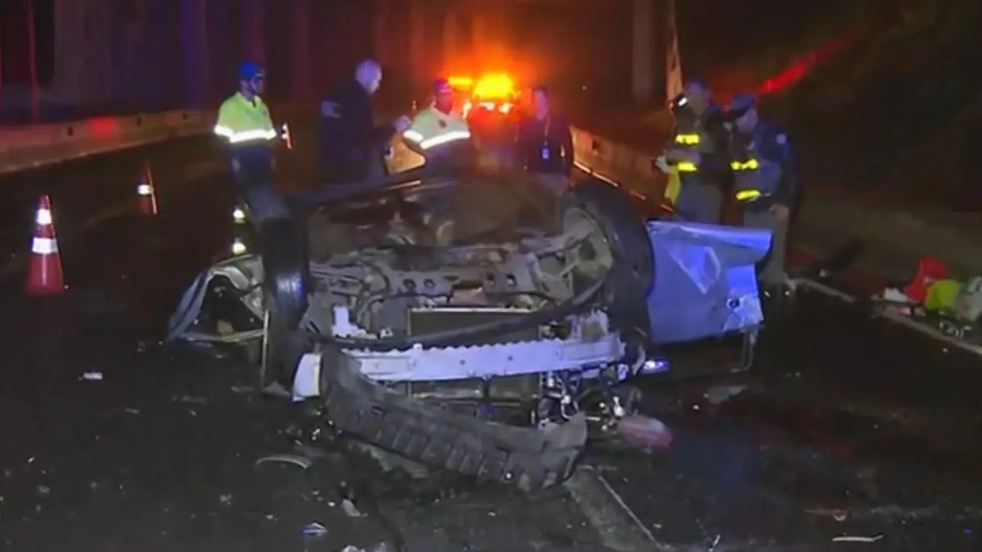 Imagem da notícia Carro despenca de viaduto em São Paulo, e 4 jovens morrem 