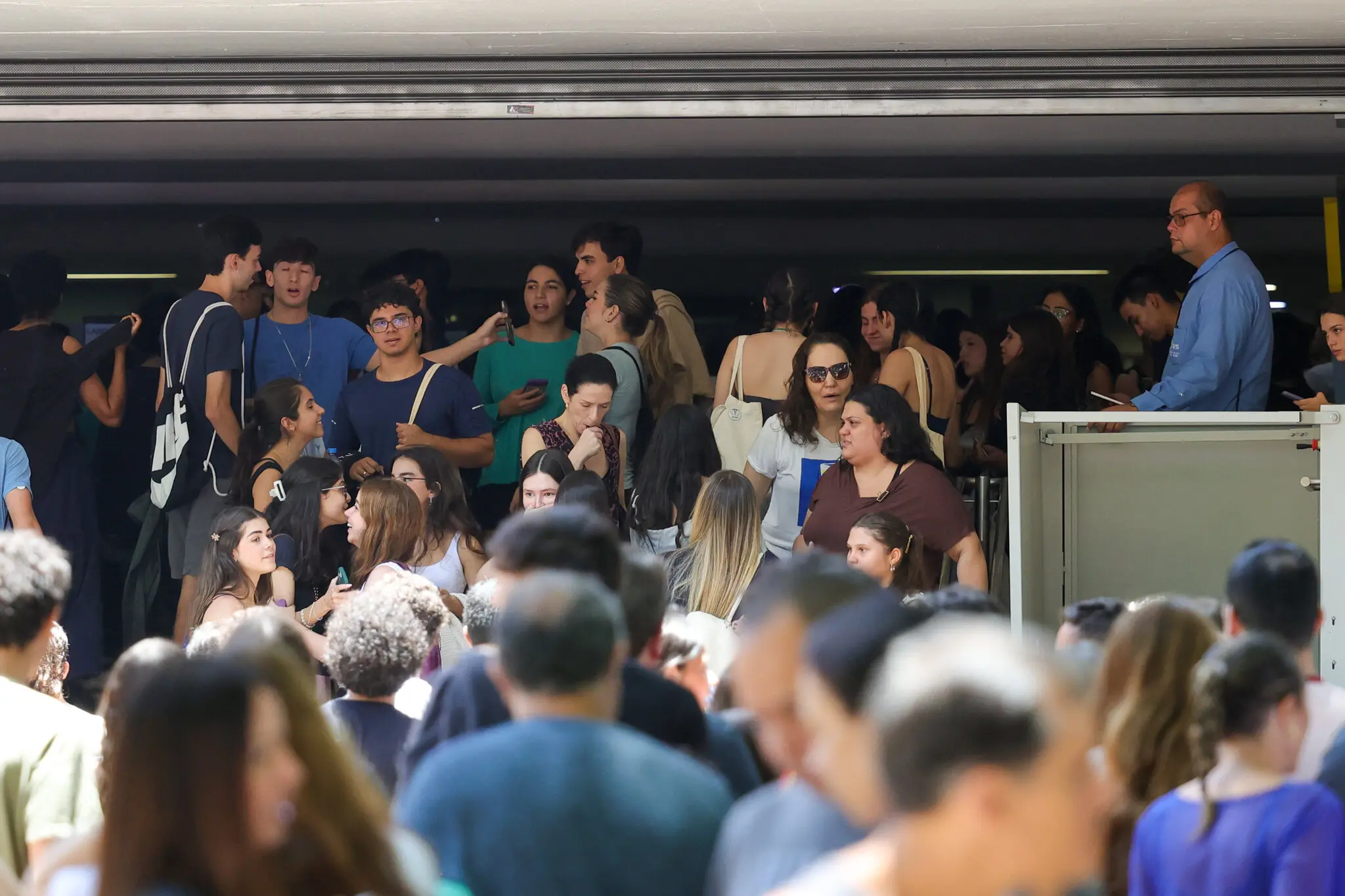 Participantes do Enem andando pelo local de prova.