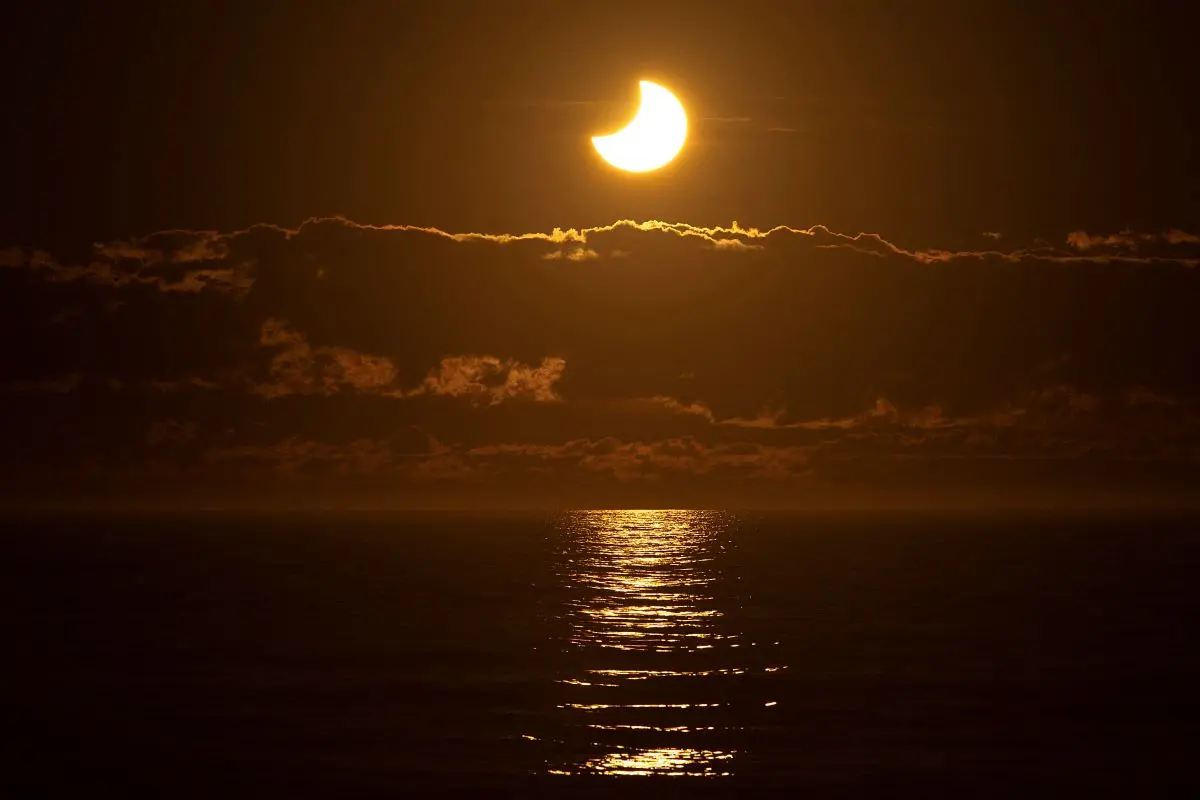 Vista de um eclipse solar parcial em New Brighton, um subúrbio costeiro de Christchurch, em 22 de setembro de 2025.