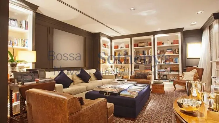 Sala de estar também é ampla e refinada.