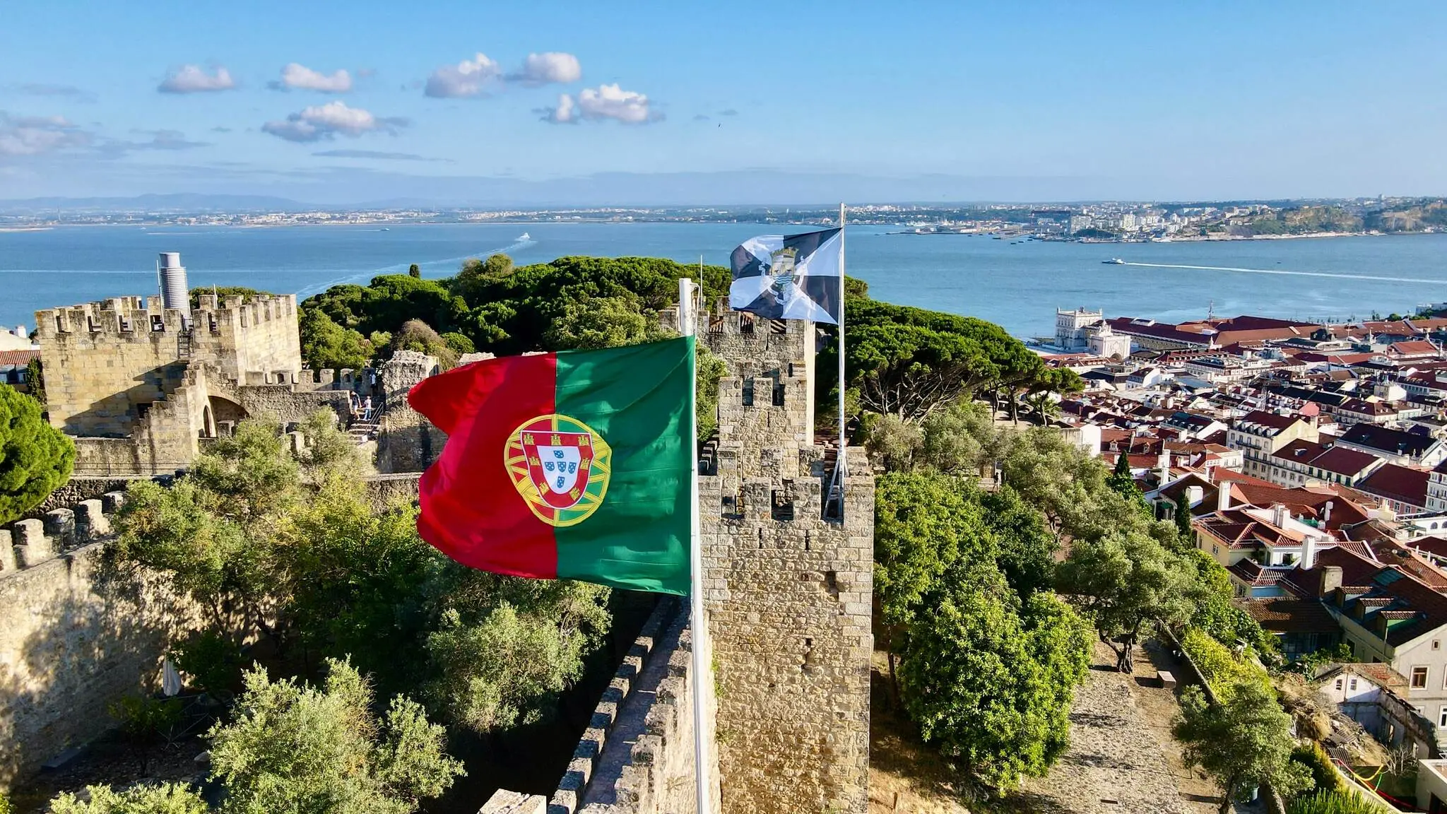 Imagem da notícia: Veja universidades de Portugal que aceitam a nota do Enem