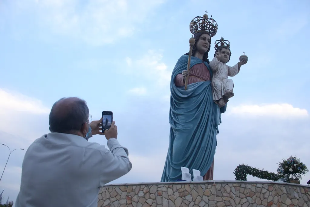 Campos Sales, no Ceará, tem estátua em homenagem à padroeira, Nossa Senhora da Penha.