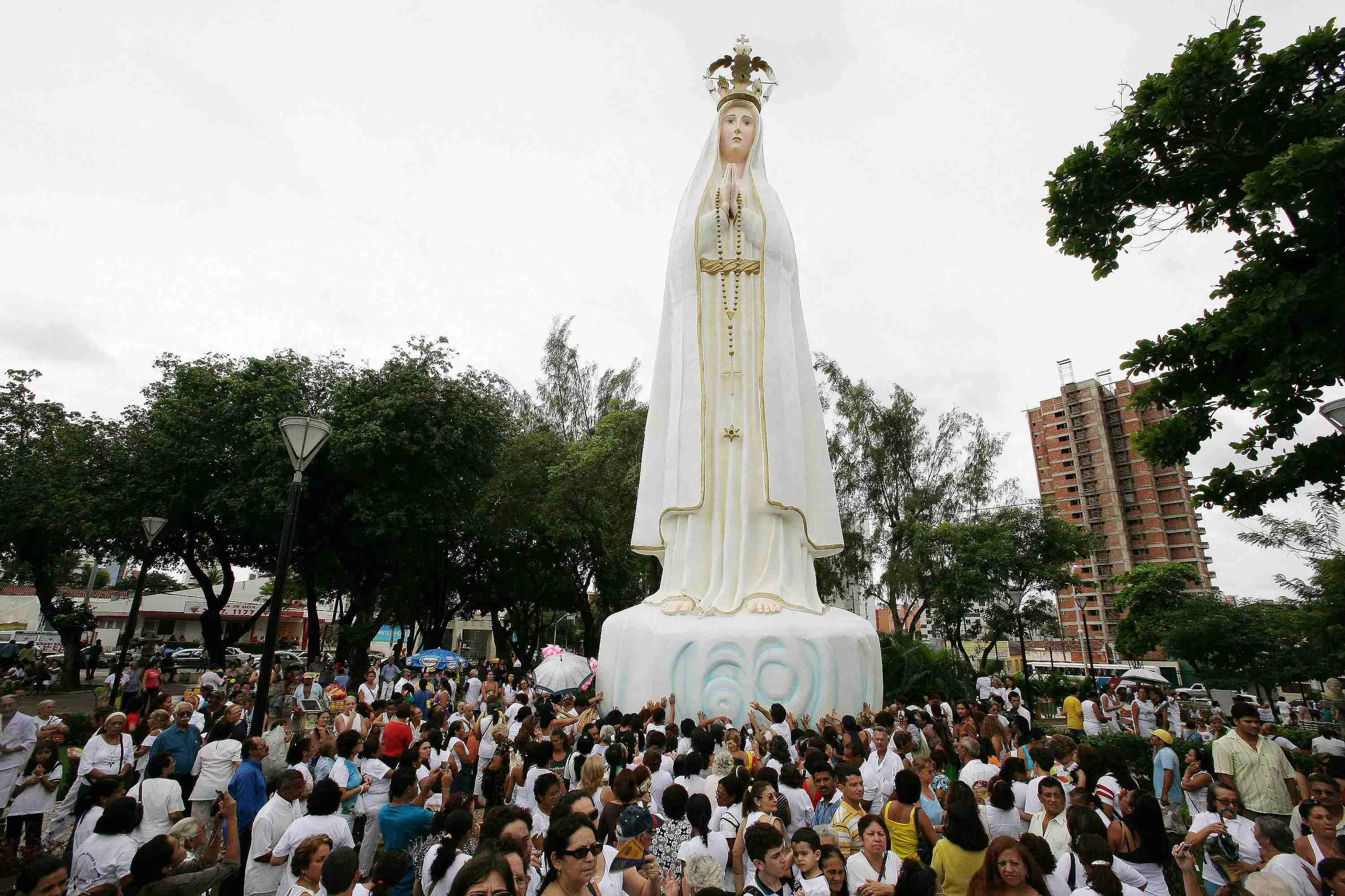 Inauguração da estátua de Nossa Senhora de Fátima, em Fortaleza, reuniu milhares de fiéis, em 2008.