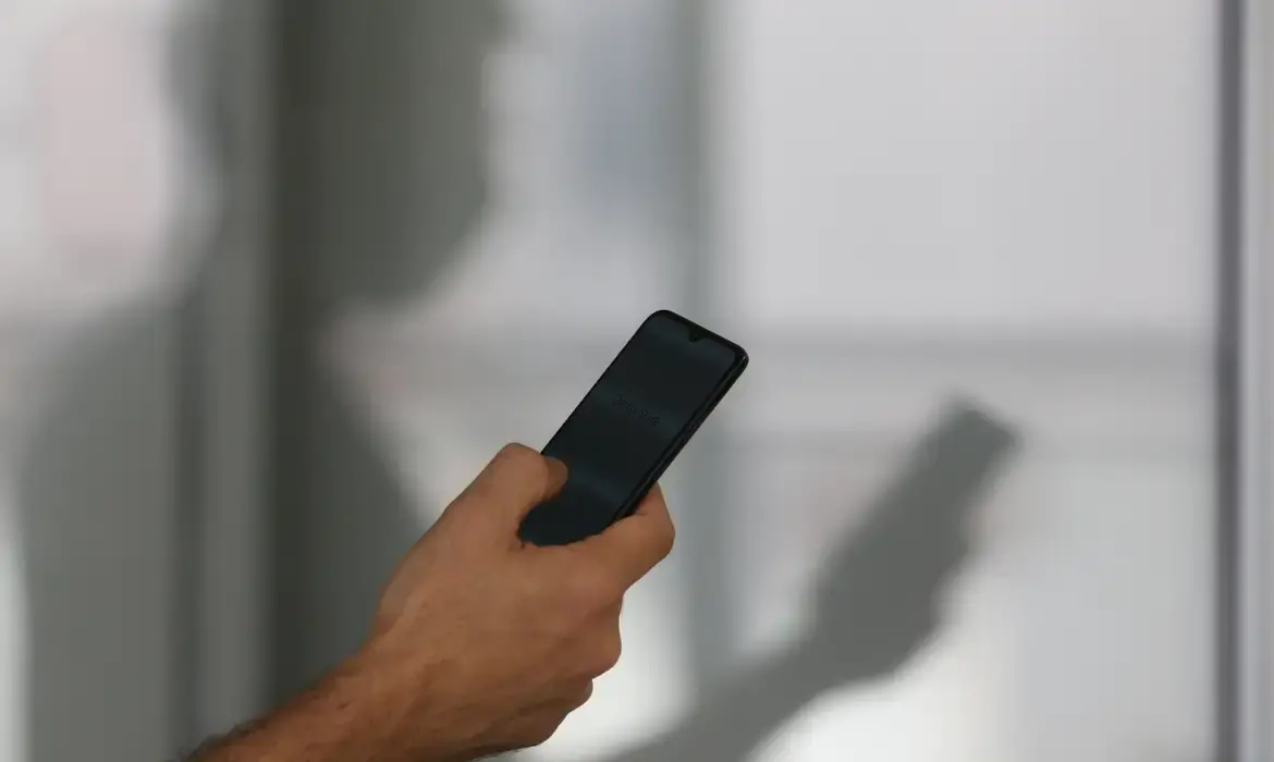 Imagem da notícia: Proibição ao bloqueio de celulares por inadimplência no Ceará é aprovada na Alece