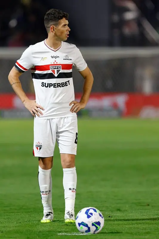 Imagem da notícia Oscar, meia do São Paulo e ex-Seleção, sofre problema cardíaco e cogita aposentadoria