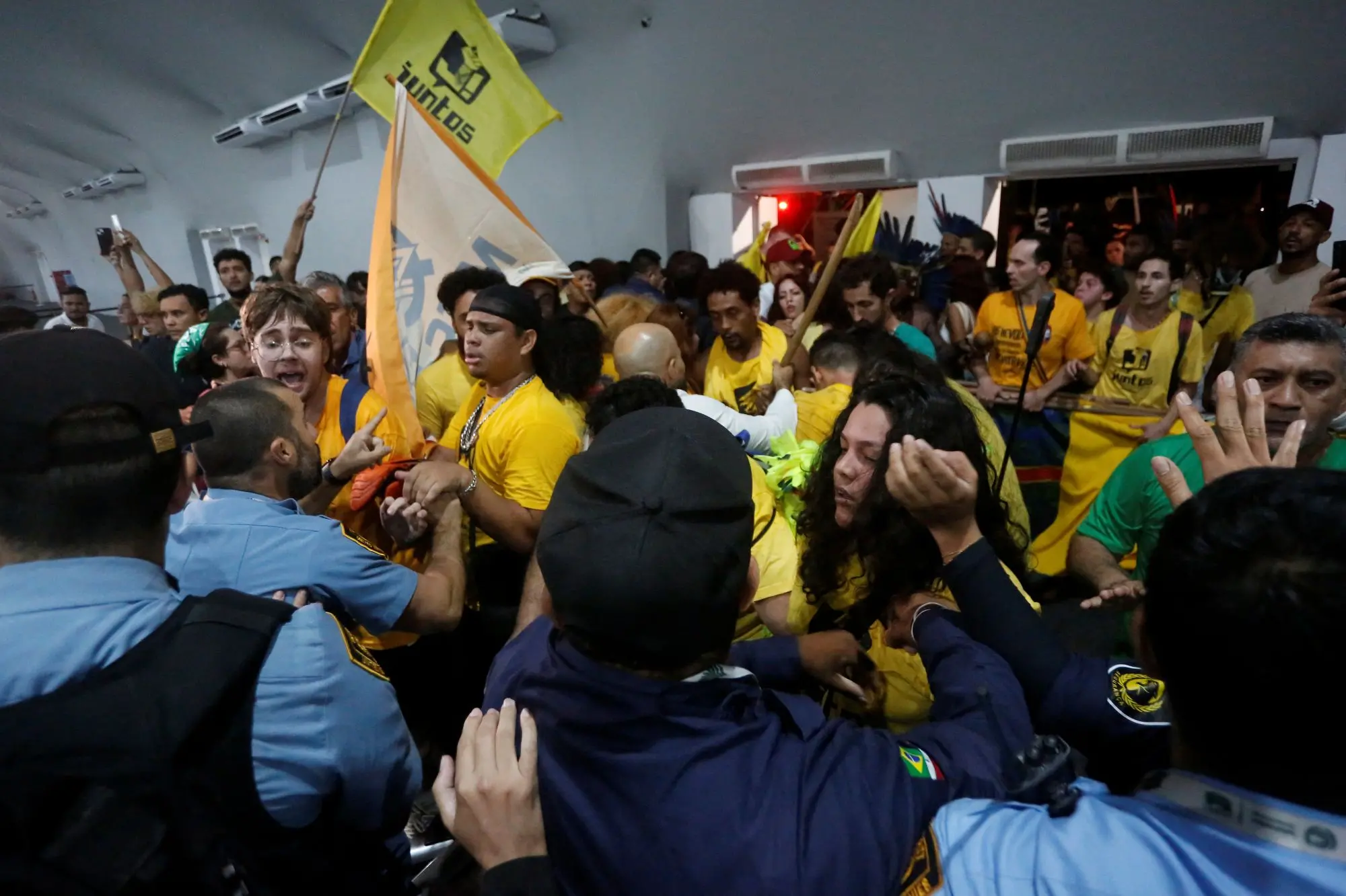 Imagem da notícia: Manifestantes entram em confronto com seguranças no 2º dia da COP30, em Belém