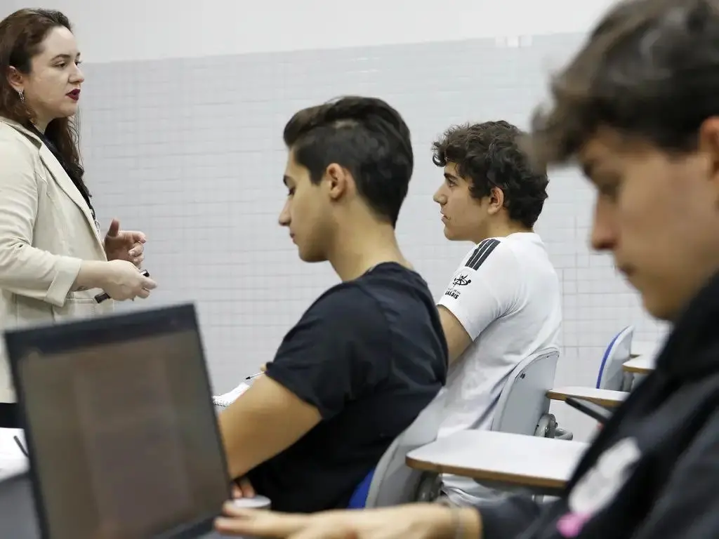 Imagem da notícia: Como consultar o espelho da redação do Enem 2025 e entender sua nota detalhadamente