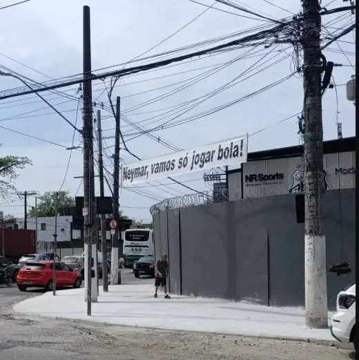 Imagem da notícia Torcedores exibem faixa com recado a Neymar em frente ao CT do Santos: 'Vamos só jogar bola'