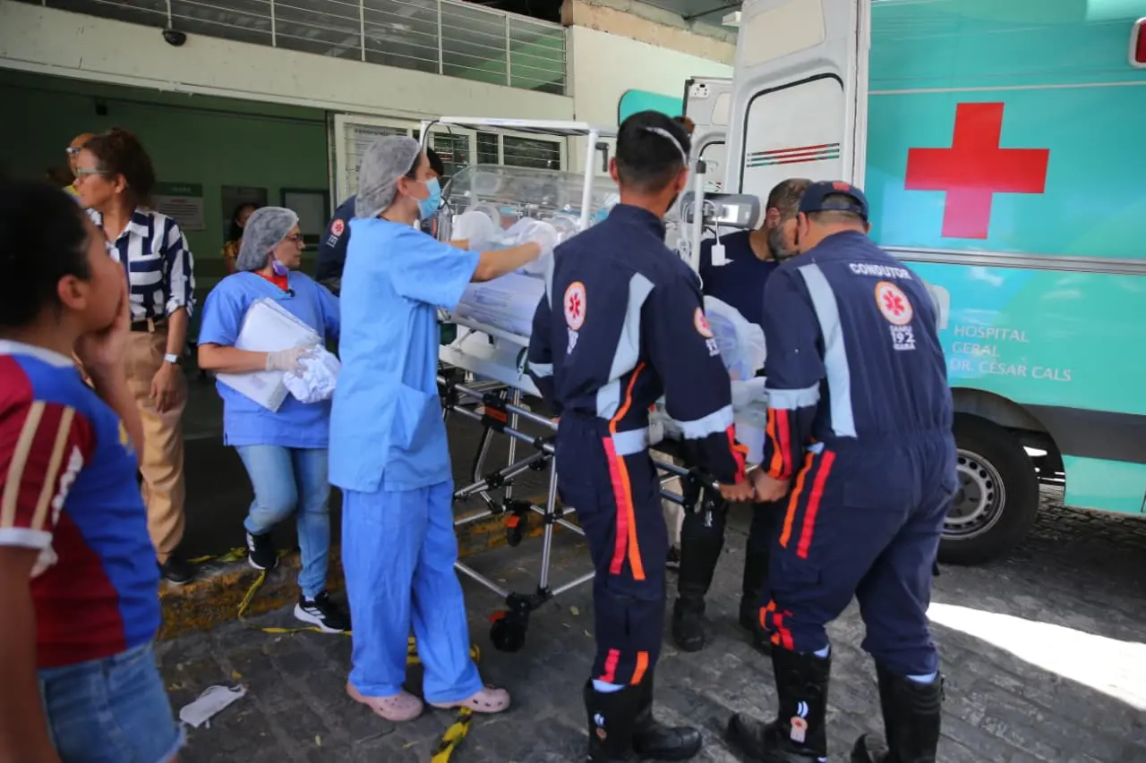 Imagem da notícia: Sesa faz operação para transferir pacientes do César Cals após incêndio e diz que não há vítimas