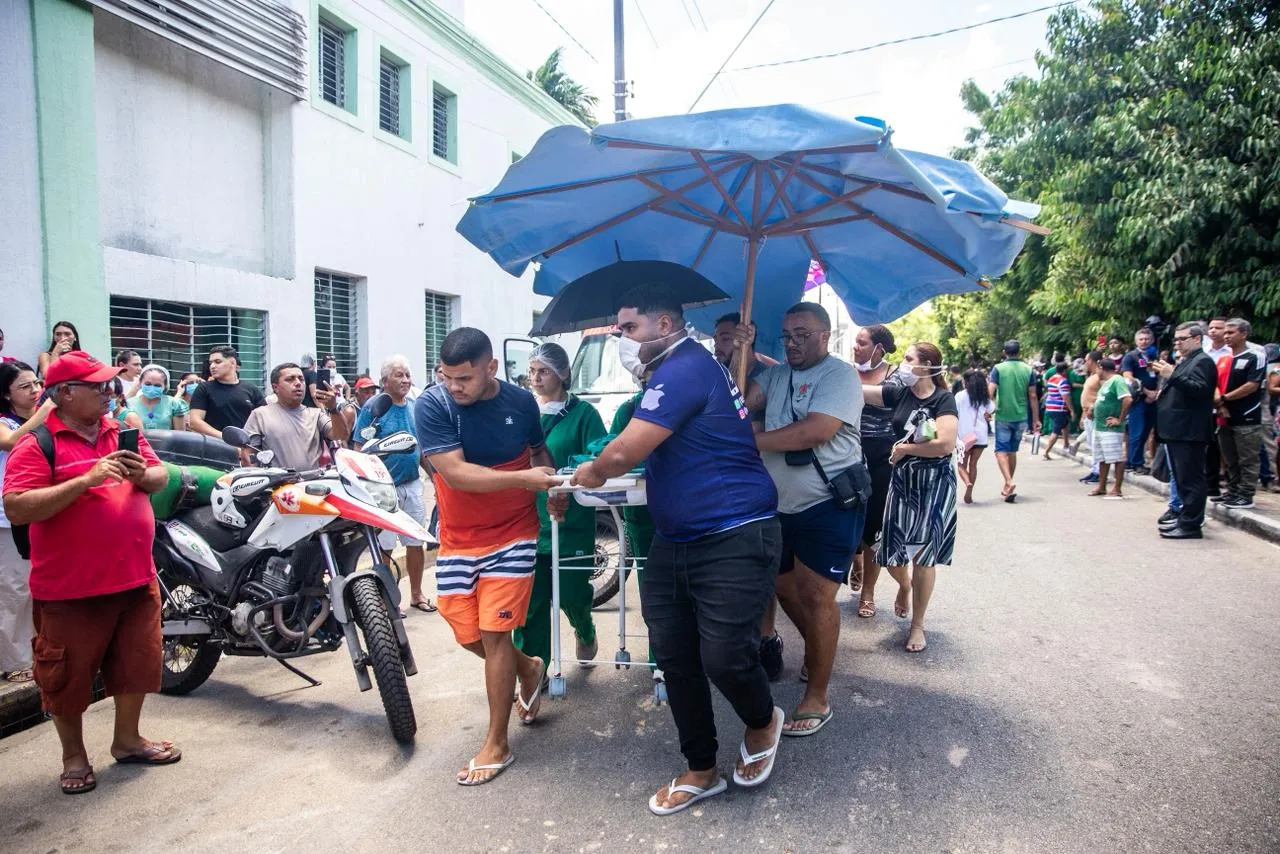 Populares ajudaram fazer retirada de bebês de hospital com ajuda de guarda-sol.