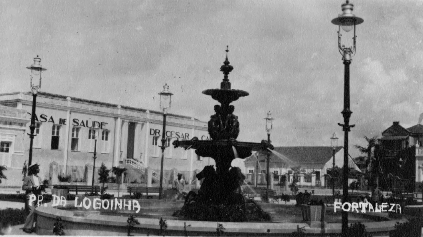 Fachada da antiga Casa de Saúde Dr. César Cals, na praça da Lagoinha, em Fortaleza.