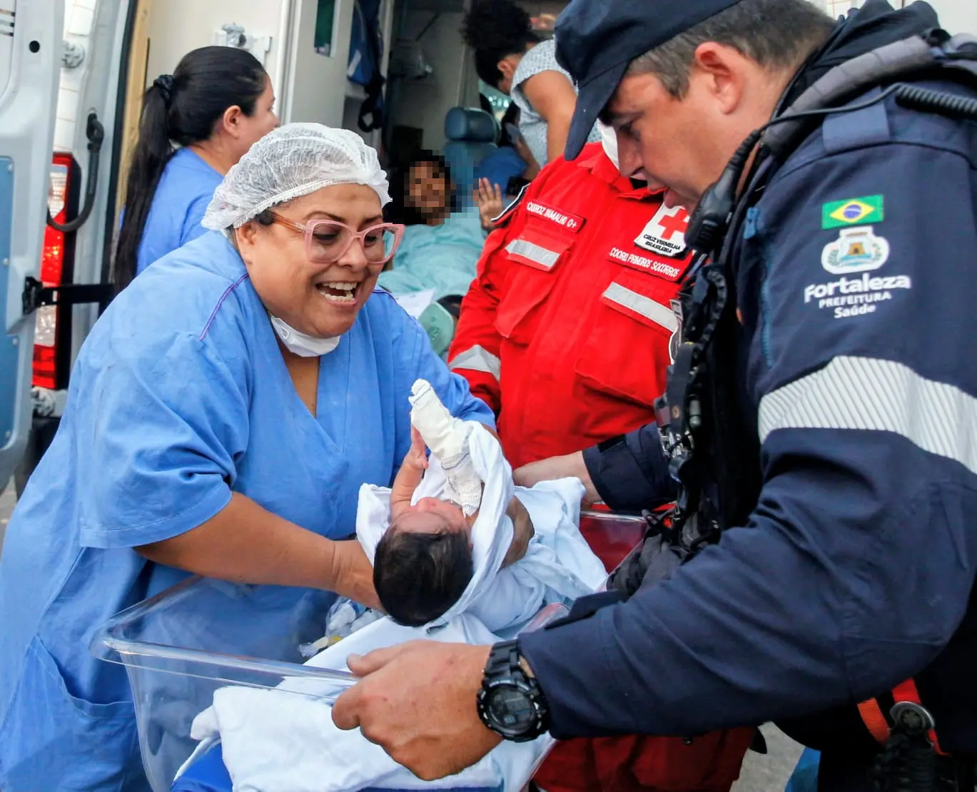 Imagem da notícia: 8h de aflição, tumulto e dedicação: como era o cenário dentro e fora do César Cals após o incêndio 