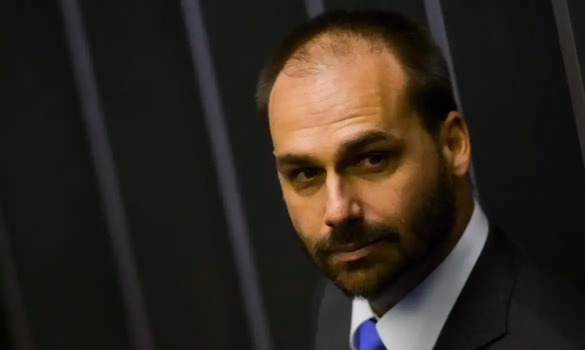 Imagem da notícia Moraes vota para tornar Eduardo Bolsonaro réu por coação
