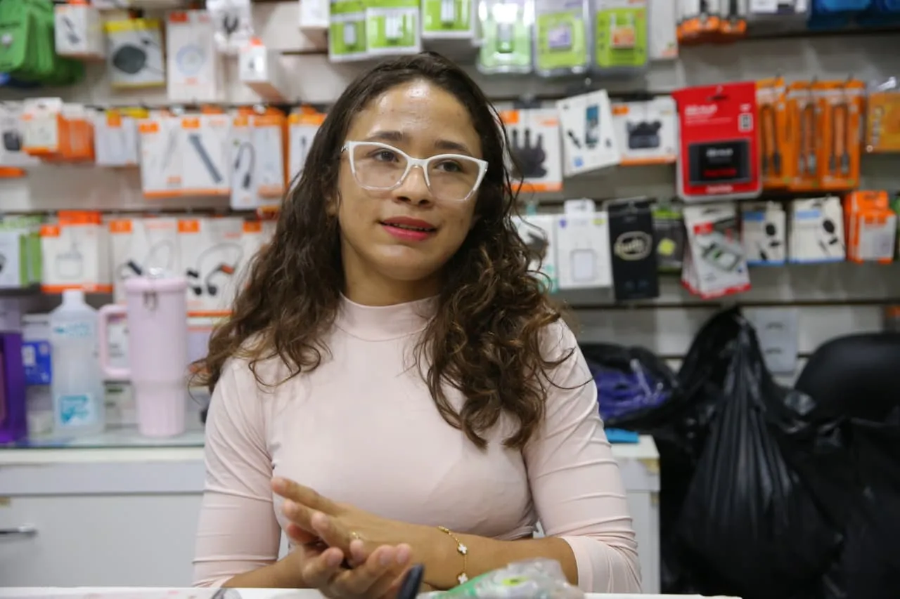 Isabelly Kilvia ajudou a afastar produtos de loja de eletrônicos para acomodar quatro incubadoras.