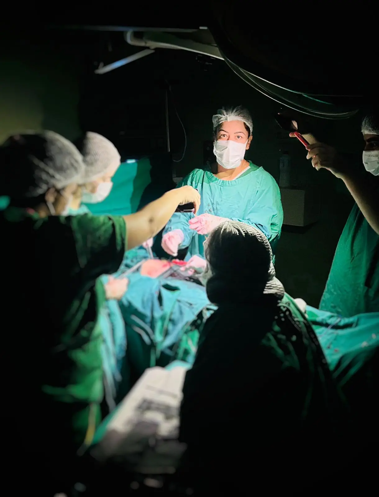Imagem da notícia: Após falta de energia no César Cals, equipe médica concluiu parto usando luz do celular