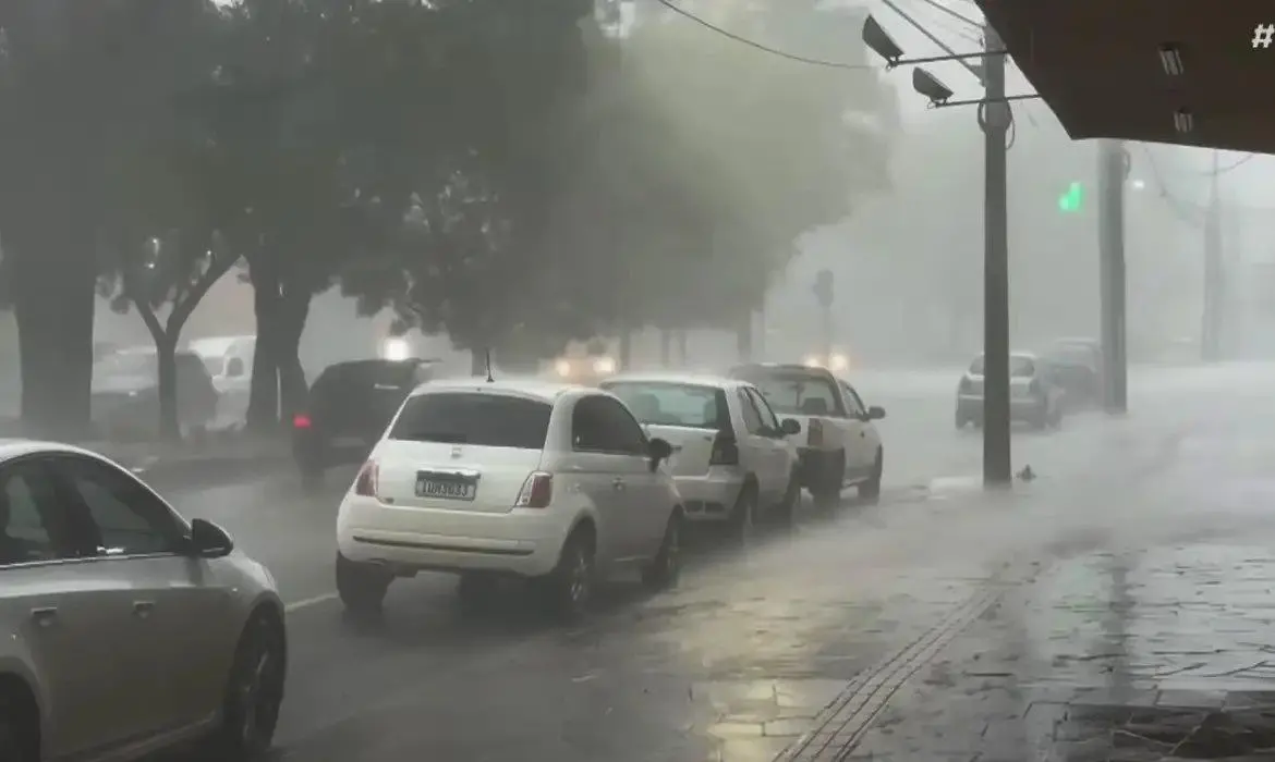 Imagem da notícia Inmet emite alerta vermelho de tempestades intensas para 4 estados neste domingo