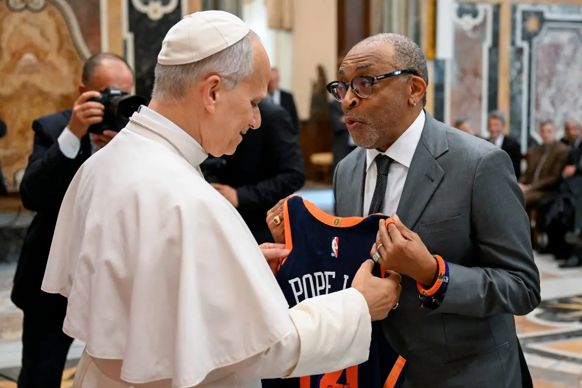 Imagem da notícia Spike Lee presenteia Papa Leão XIV com camisa dos Knicks em encontro com nomes do cinema 