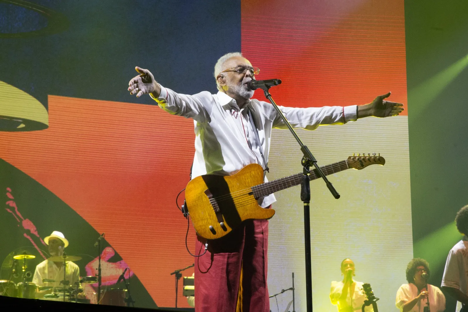 Com leveza e bom humor, Gilberto Gil cantou por duas horas e meia no CFO.