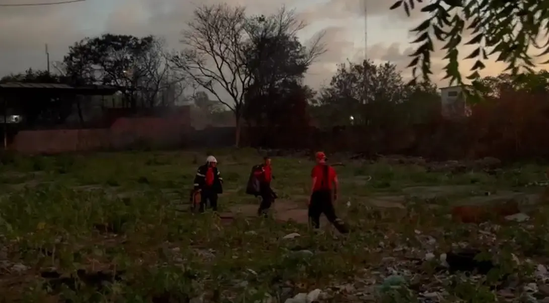 Imagem da notícia: Incêndio atinge depósito de material reciclável em Fortaleza