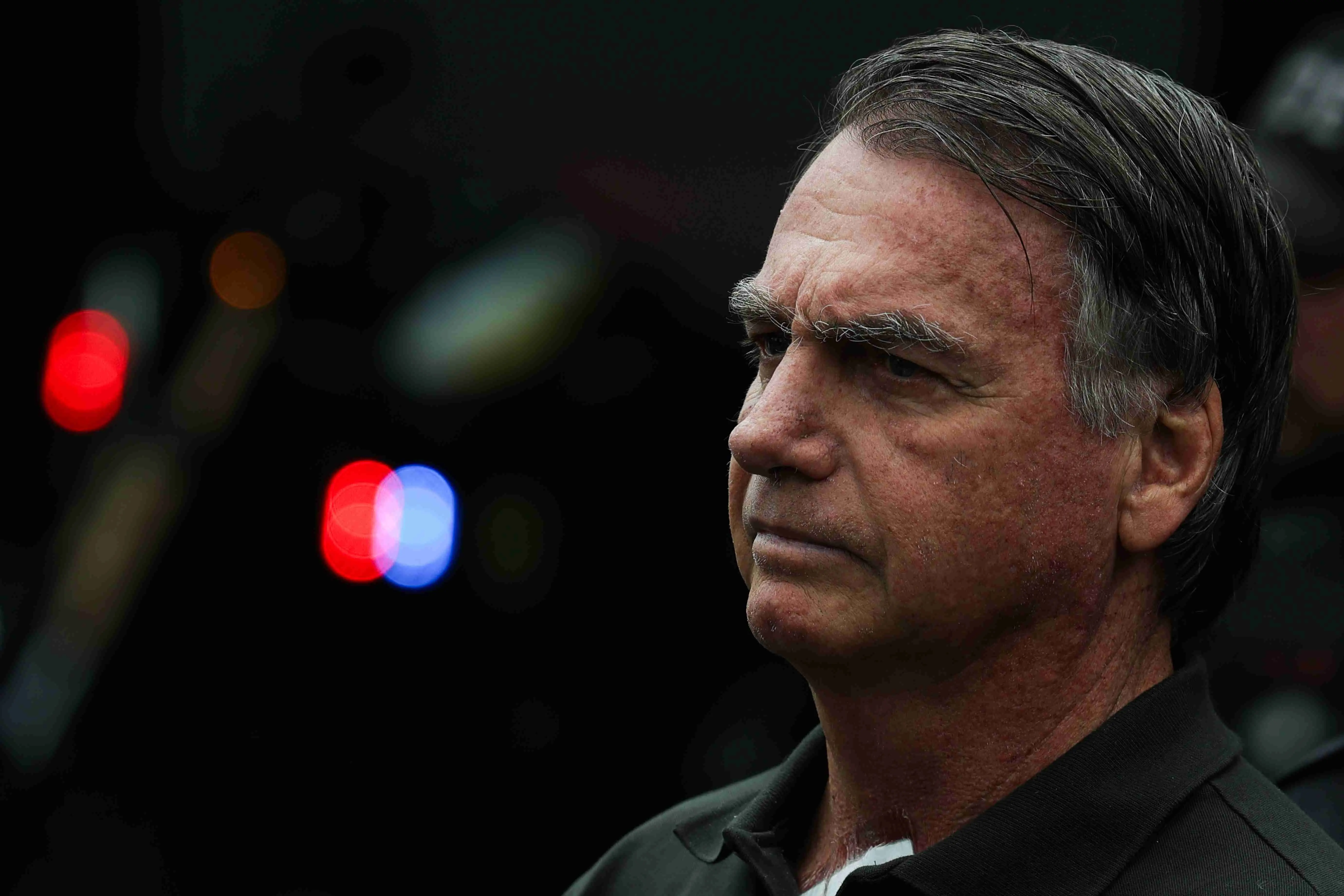 Imagem da notícia: Defesa de Bolsonaro reúne laudos para pedir pena em prisão domiciliar