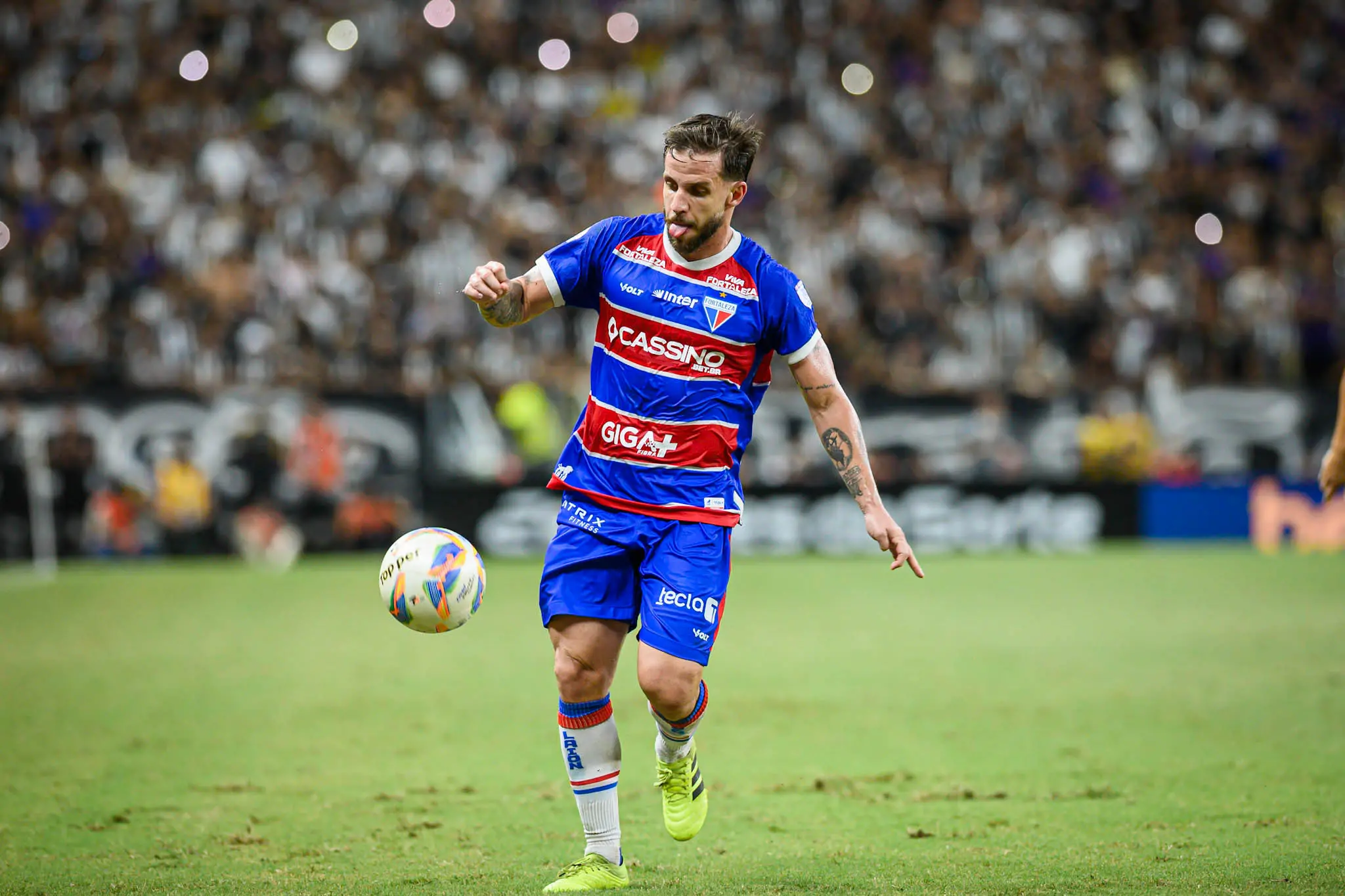 Imagem da notícia Lucas Sasha desfalca o Fortaleza contra o Bahia; veja possíveis substitutos
