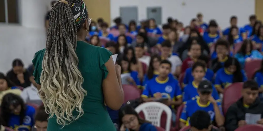 Imagem da notícia: Enem 2026: o que dizem especialistas sobre prova para Mercosul e fim do Saeb no 3º ano?