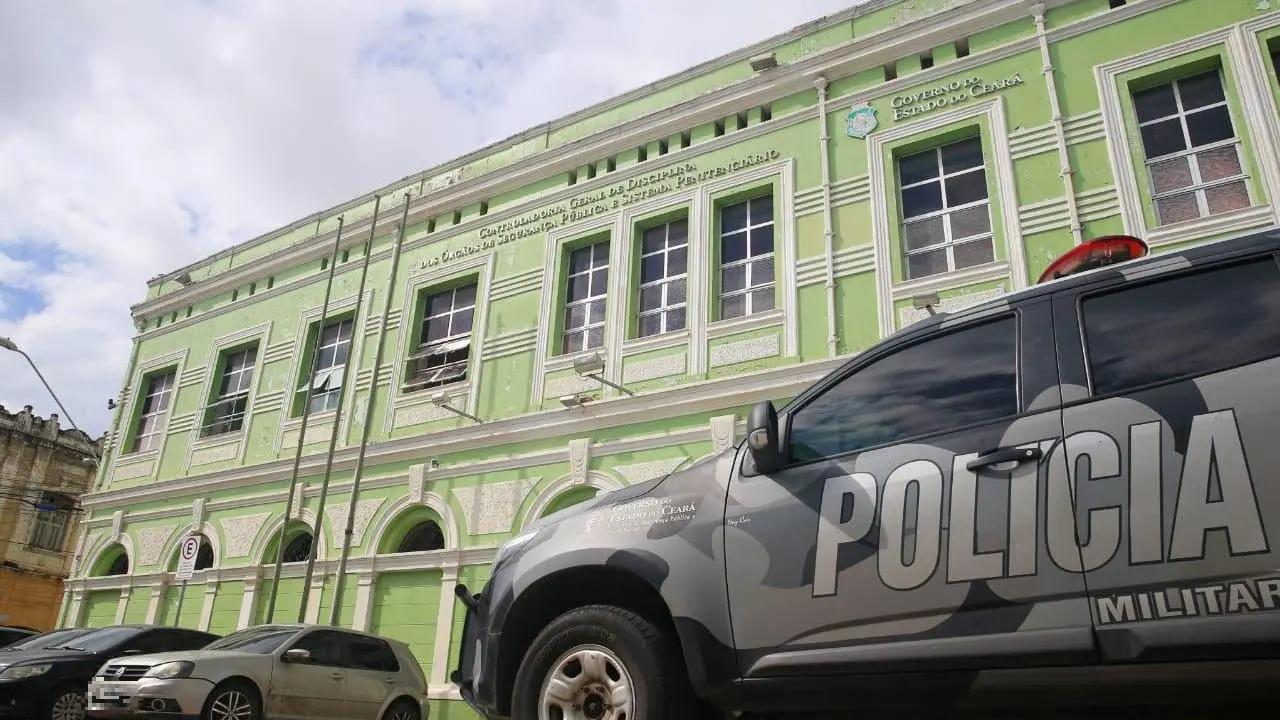 Imagem da notícia: PM é demitido por atirar na casa de colega de farda em Fortaleza