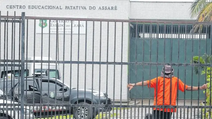 Imagem da notícia: PMs acusados de atirar em socioeducando feito refém durante rebelião em Fortaleza são absolvidos