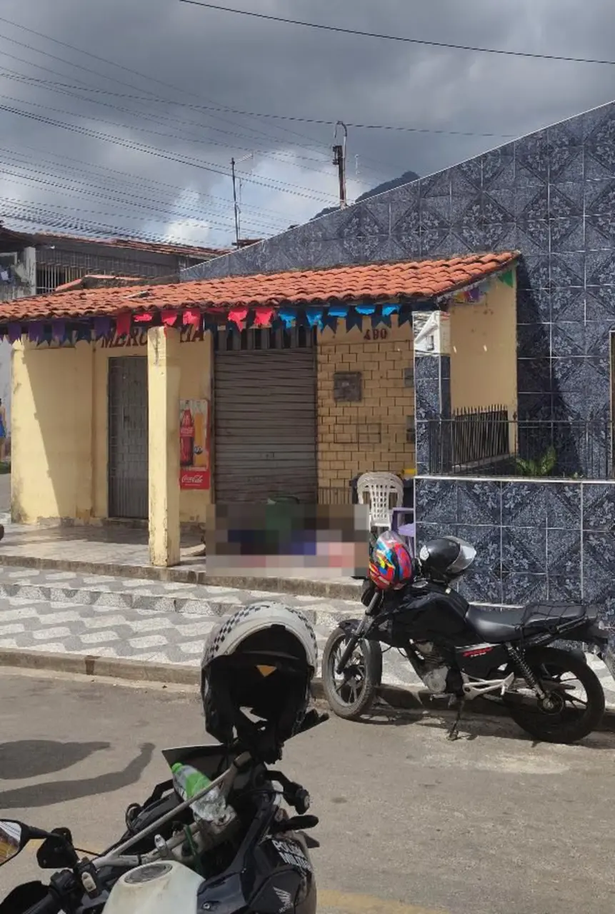 Imagem da notícia: Três homens são mortos a tiros em frente a comércio, em Maranguape