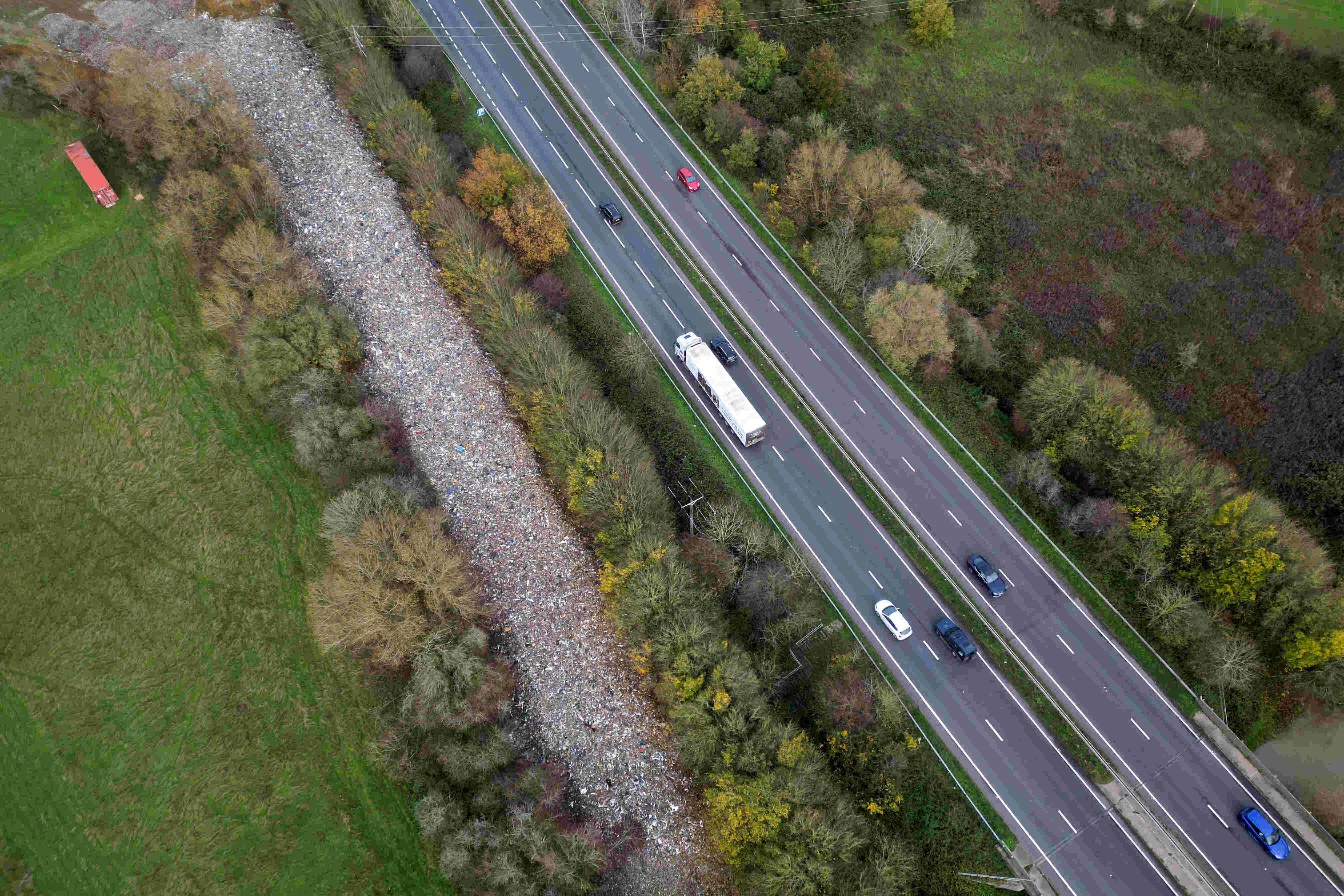 Imagem da notícia Montanha de lixo na Inglaterra é avistada por imagens de satélite e preocupa autoridades