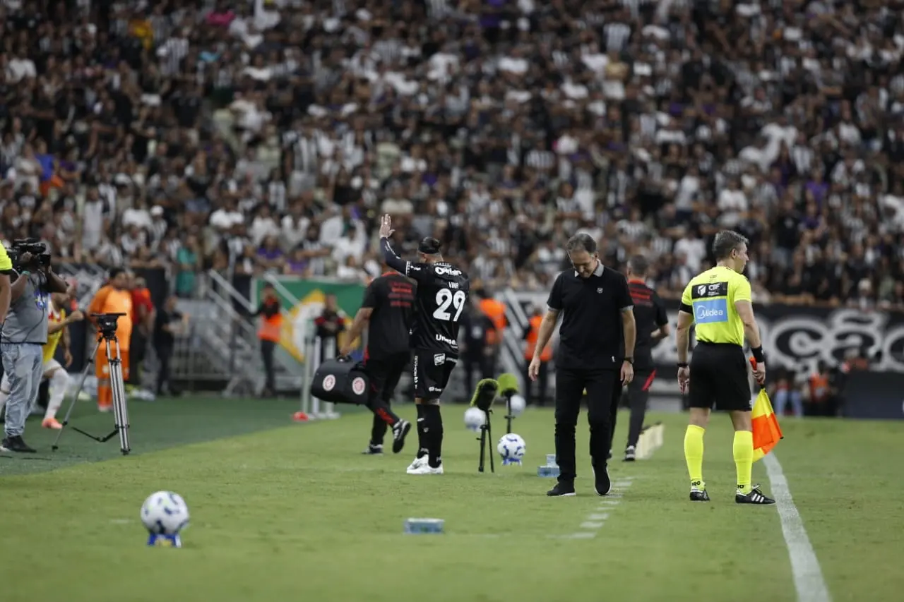 Imagem da notícia  Análise: A derrota do Ceará para o Inter vai pra conta do Vina com sua expulsão tola aos 4 minutos