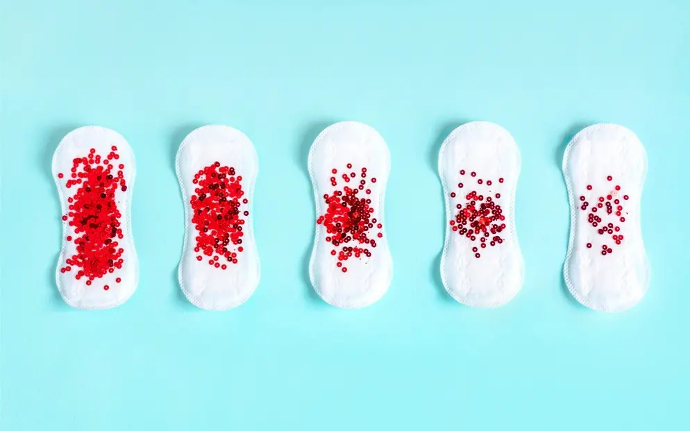 Absorventes com glitter representam aumento do fluxo sanguíneo durante a menstruação.