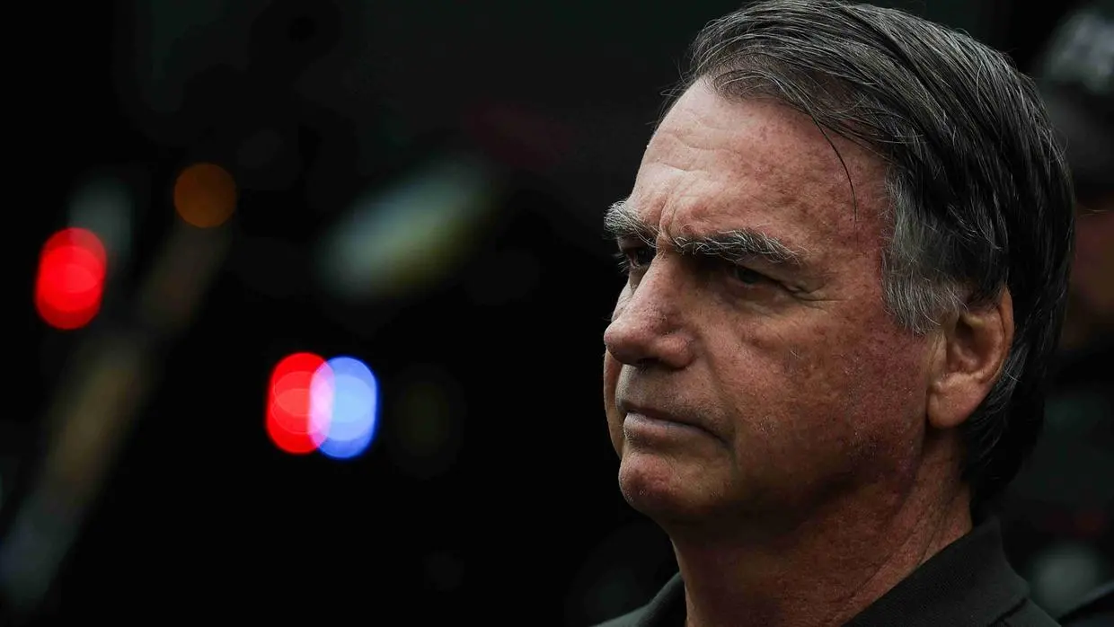 Imagem da notícia: Defesa de Bolsonaro pede a Moraes prisão domiciliar humanitária