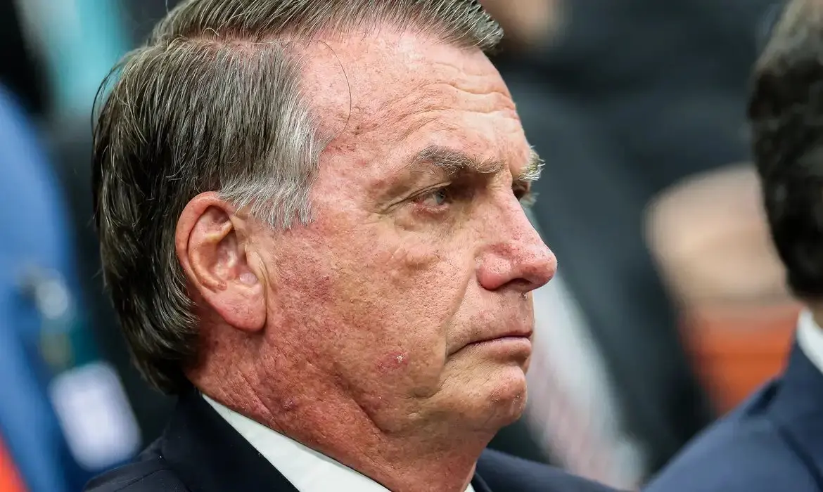 Imagem da notícia: Moraes revoga autorizações e condiciona visitas de Bolsonaro a novo exame do STF