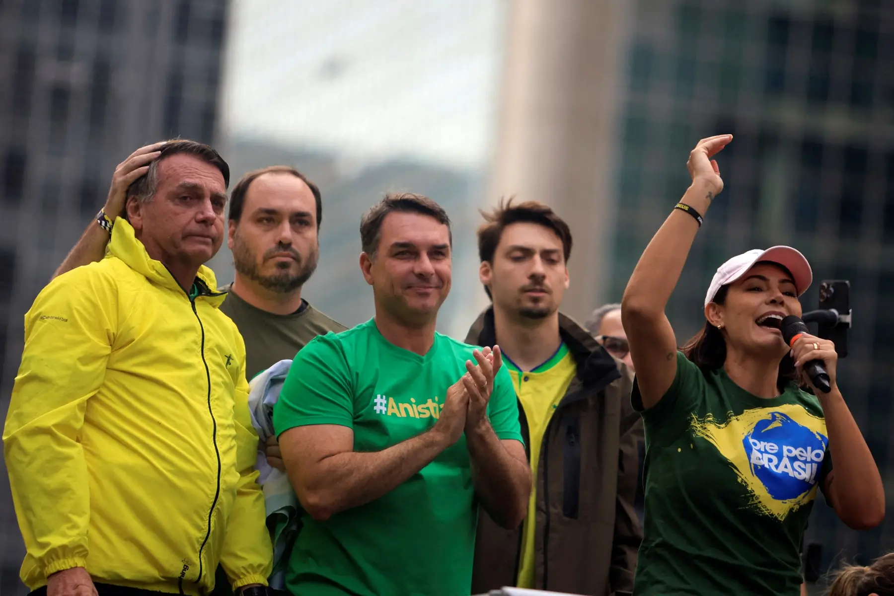 Imagem da notícia Filhos de Bolsonaro criticam Moraes após prisão de pai: 'perseguição'