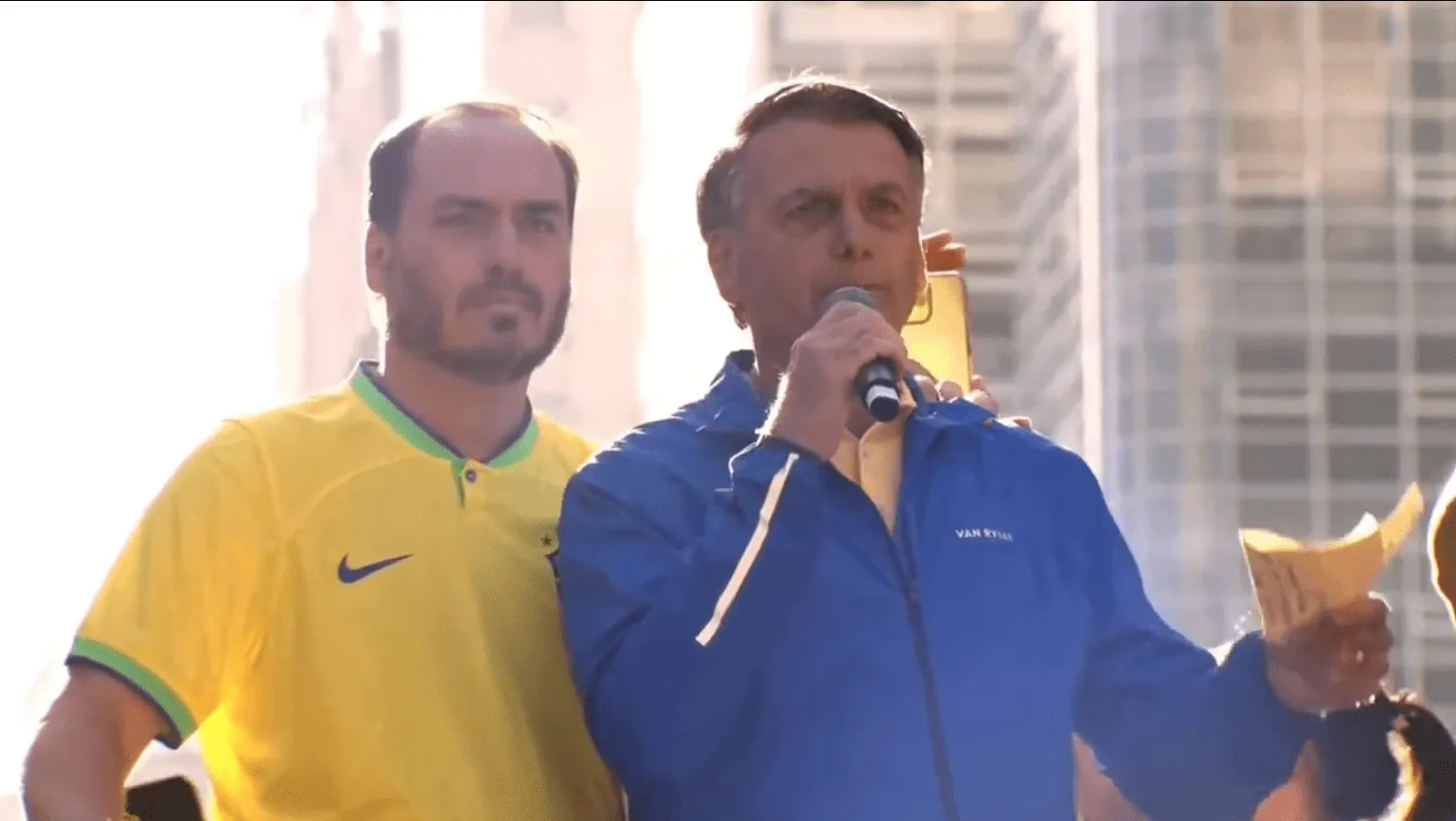 Carlos Bolsonaro também usou rede social para defender o pai.