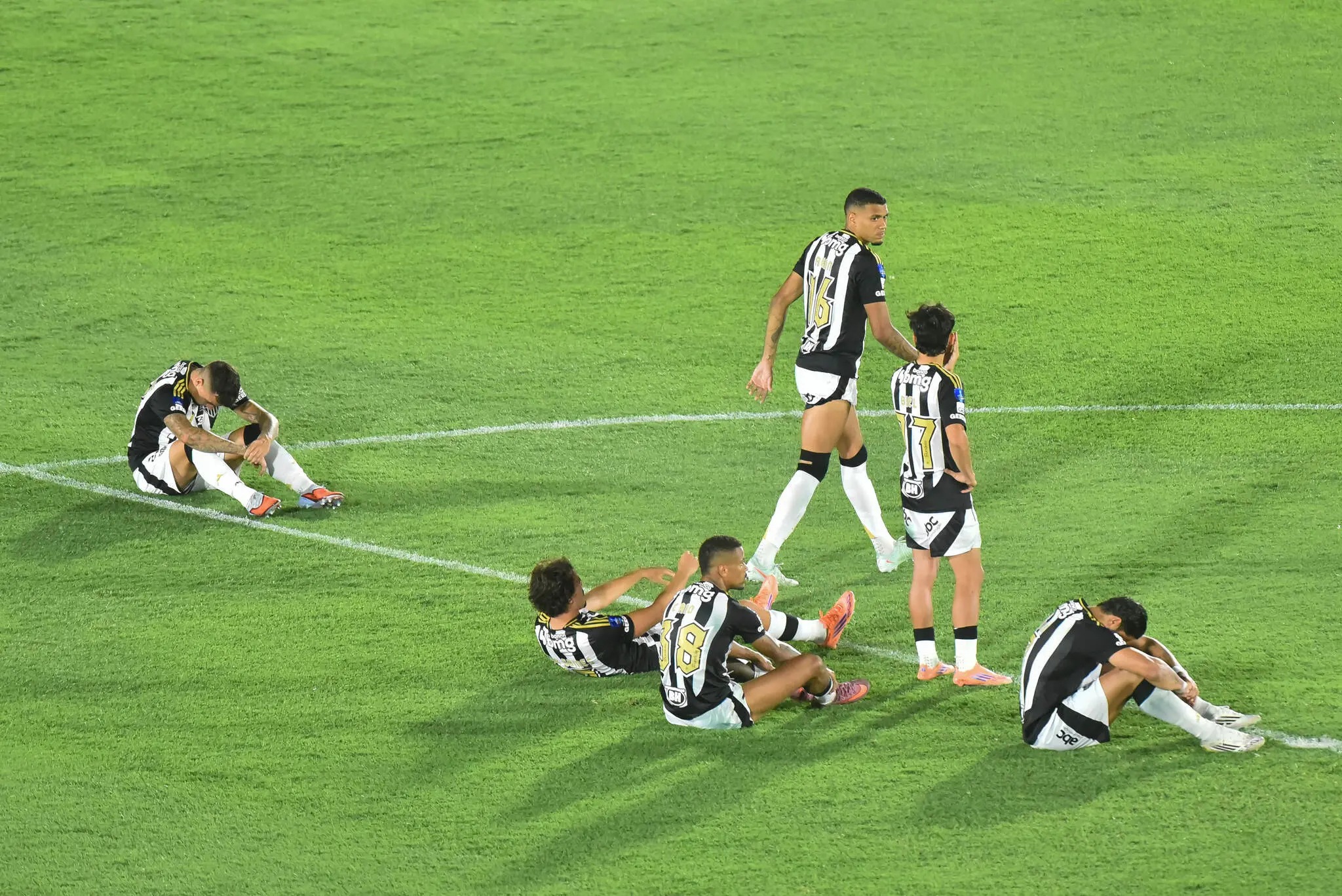 Imagem da notícia Atlético-MG perde para o Lanús nos pênaltis e fica com o vice da Sul-Americana