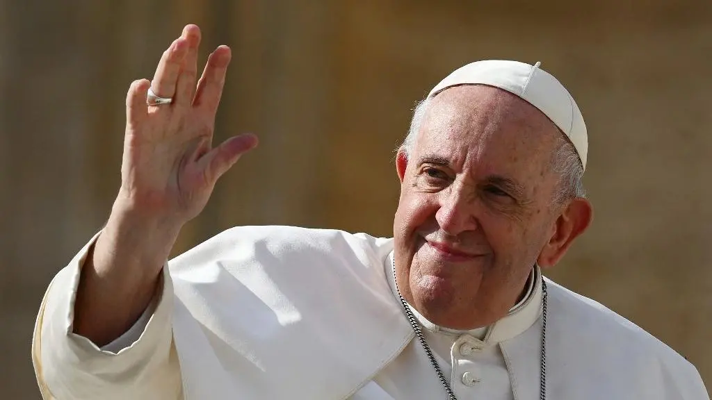 Imagem da notícia Câmera fotográfica de Papa Francisco é leiloada por R$ 40 milhões