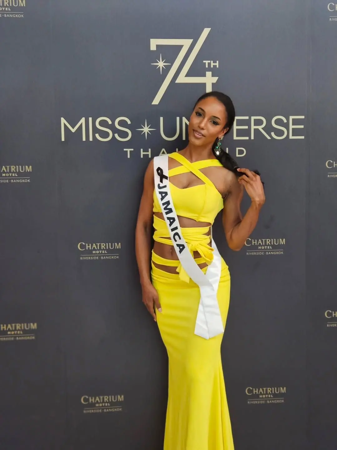 Imagem da notícia Jamaicana permanece em estado crítico após queda no Miss Universo