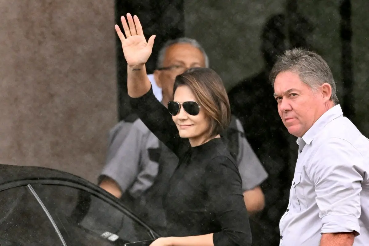 Imagem da notícia Michelle visita Bolsonaro na sede da PF, em Brasília