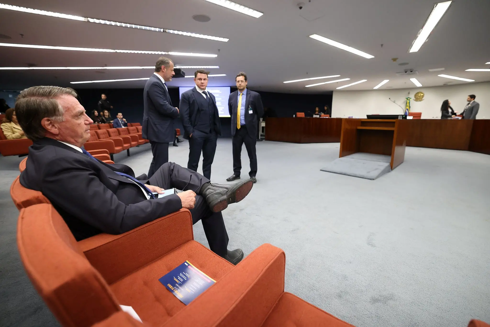 Imagem da notícia STF decide se mantém prisão de Bolsonaro nesta segunda-feira (24) 